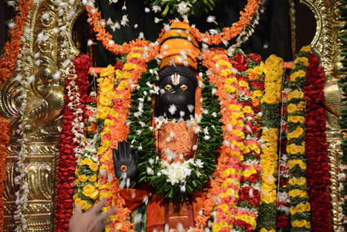 Description of Flowers Lord Hanuman Like  ... offering several things to the Lord such as flowers, sindoor and so on ...